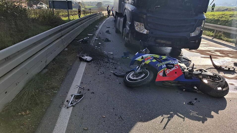 Der Motorradfahrer wurde schwer verletzt. Der Motorradfahrer wurde schwer verletzt.