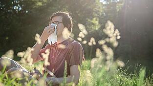 Eine Pollenallergie kann Betroffenen den Frühling und Sommer ganz schön vermiesen.