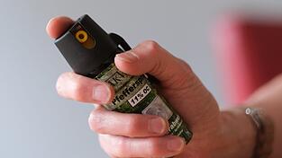 Mit einem Pfefferspray hat ein junger Mann mehrere Personen verletzt.