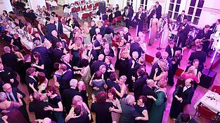 Gleich beim Eröffnungswalzer stürmten die Tanzpaare die Tanzfläche. Da konnte es schon mal eng werden. Unfreiwillige Zusammenstöße taten der hervorragenden Stimmung aber keinen Abbruch. Dank Erfrischungen an der Bar und einem stärkenden Mitternachtsbuffet ging die lange Ballnacht bis 3.30 Uhr morgens. Gleich beim Eröffnungswalzer stürmten die Tanzpaare die Tanzfläche. Da konnte es schon mal eng werden. Unfreiwillige Zusammenstöße taten der hervorragenden Stimmung aber keinen Abbruch. Dank Erfrischungen an der Bar und einem stärkenden Mitternachtsbuffet ging die lange Ballnacht bis 3.30 Uhr morgens.