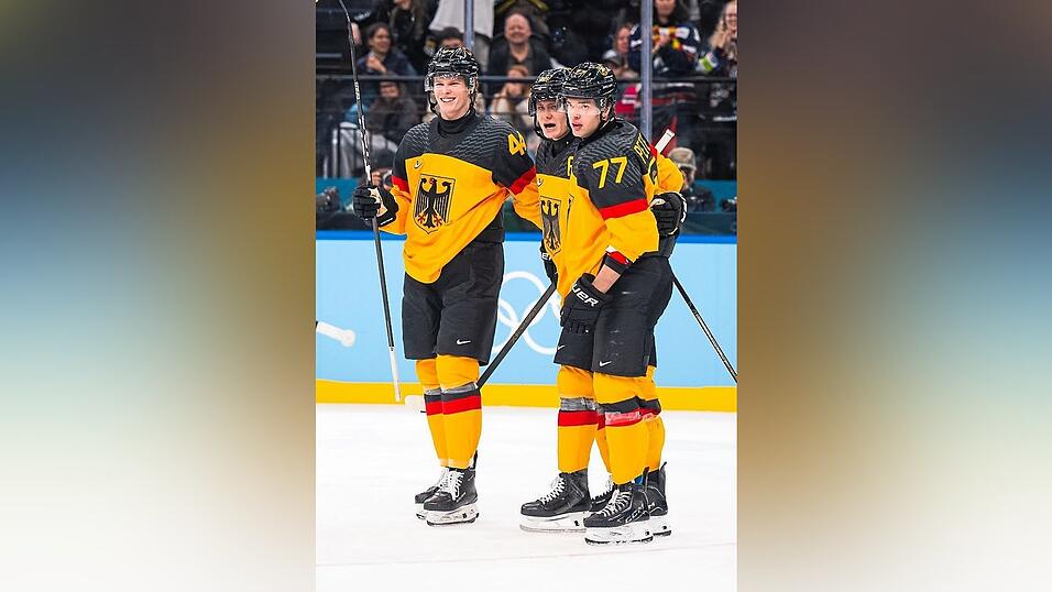 &bdquo;Es ist super sch&ouml;n, diese Momente mit den Jungs zu teilen&ldquo;: Samanski (l.) jubelt mit Tim St&uuml;tzle und John-Jason Peterka.