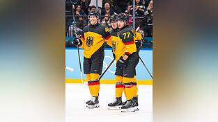 &bdquo;Es ist super sch&ouml;n, diese Momente mit den Jungs zu teilen&ldquo;: Samanski (l.) jubelt mit Tim St&uuml;tzle und John-Jason Peterka.