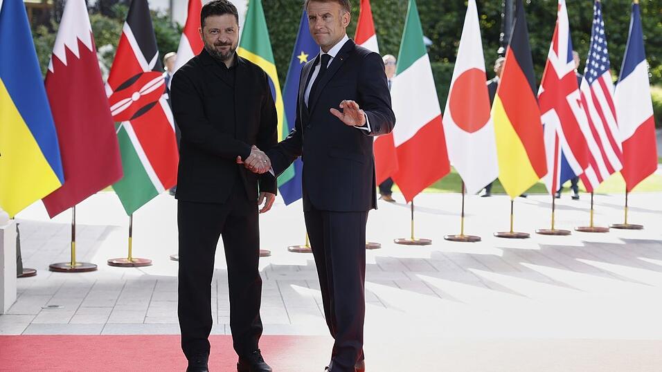 Der französische Präsident Emmanuel Macron (r) empfängt Wolodymyr Selenskyj, Präsident der Ukraine, im Hotel Royal anlässlich des G7-Gipfels. Der französische Präsident Emmanuel Macron (r) empfängt Wolodymyr Selenskyj, Präsident der Ukraine, im Hotel Royal anlässlich des G7-Gipfels.