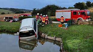 Die Feuerwehr sicherte abgerutschtes Auto bei Buch am Erlbach. Die Feuerwehr sicherte abgerutschtes Auto bei Buch am Erlbach.