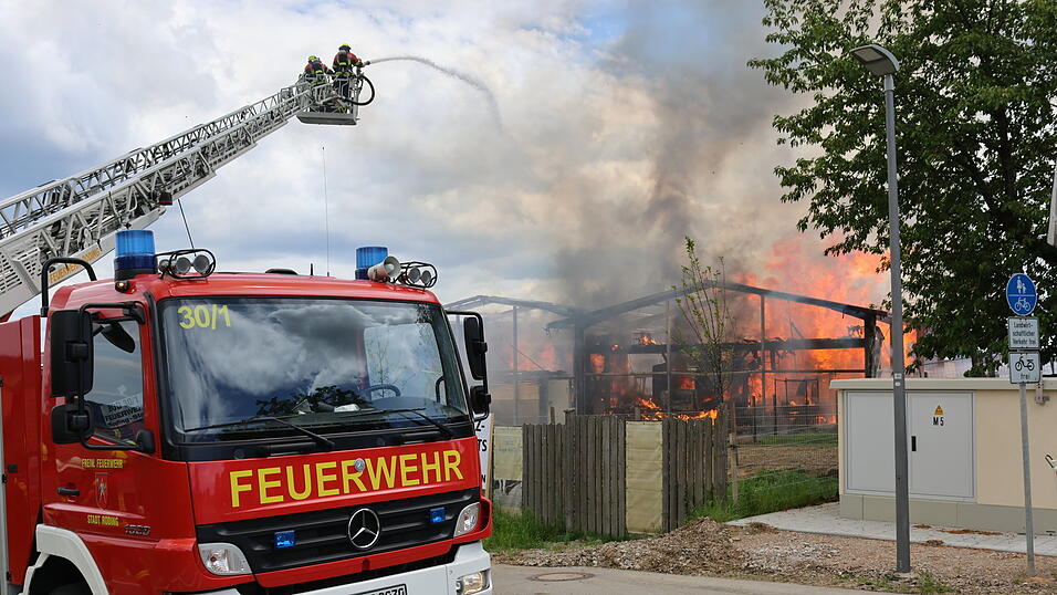 Beim Eintreffen der ersten Einsatzkräfte stehen die beiden Lagerhallen in Vollbrand. Insgesamt sind rund 180 Feuerwehrleute aus dem gesamten Umkreis eingesetzt. Das BRK ist mit zwei Rettungswagen und der Einsatzverpflegung vor Ort.  Beim Eintreffen der ersten Einsatzkräfte stehen die beiden Lagerhallen in Vollbrand. Insgesamt sind rund 180 Feuerwehrleute aus dem gesamten Umkreis eingesetzt. Das BRK ist mit zwei Rettungswagen und der Einsatzverpflegung vor Ort.