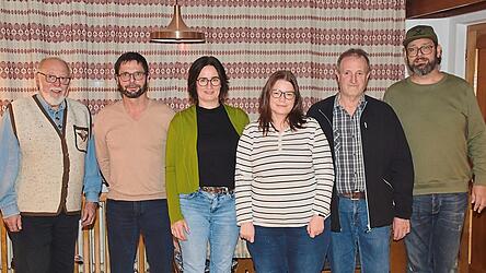 Die Faschingszeitungsschreiber haben die Stifte schon gespitzt. Wer was wei&szlig;: weitersagen. Von links: Gerd Wutz, Martin Maier, Steffi Porsch, Steffi Reindl, Herbert Kestler und Faschingspr&auml;sident Frank Gazinski.