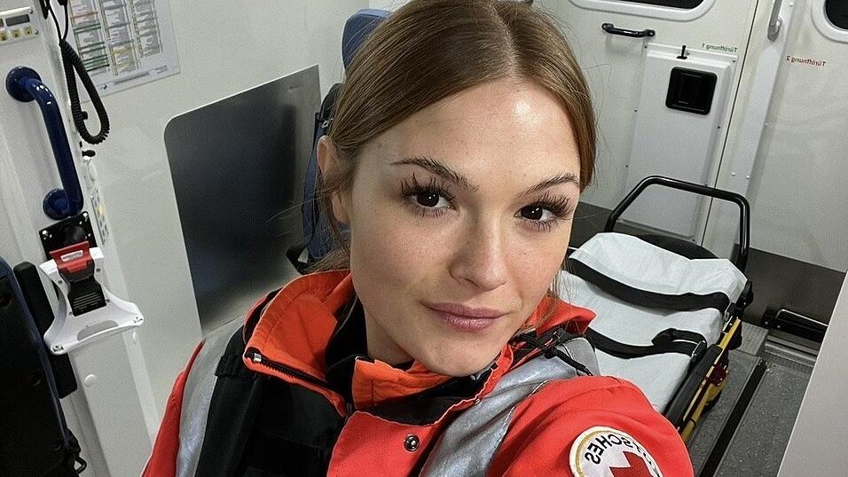 Leonie im Rettungswagen. Acht Stunden dauert eine Schicht. Wenn kurz vor Feierabend ein Notfall reinkommt, geht es auch länger.