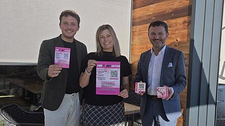 Nadja Altmann hatte die Idee f&uuml;r den &bdquo;Pinktober&ldquo; in der Region, unterst&uuml;tzt wird sie von der Krebs-Selbsthilfegruppe f&uuml;r Frauen, von Pfarrer Thomas Winderl, von MdL Julian Preidl (l.), B&uuml;rgermeister Markus Hofmann (r.) sowie von vielen Firmen und Betrieben in der Region.
