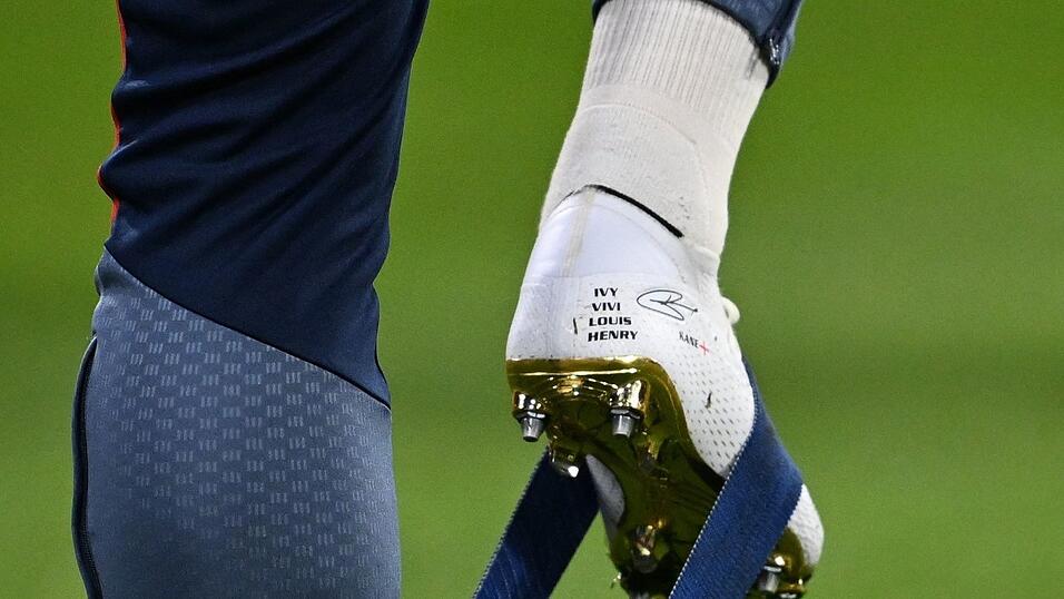 Der Fußballschuh von Harry Kane: Eine goldene Sohle und die Namen seiner Kinder an der Rückseite. Der Fußballschuh von Harry Kane: Eine goldene Sohle und die Namen seiner Kinder an der Rückseite.