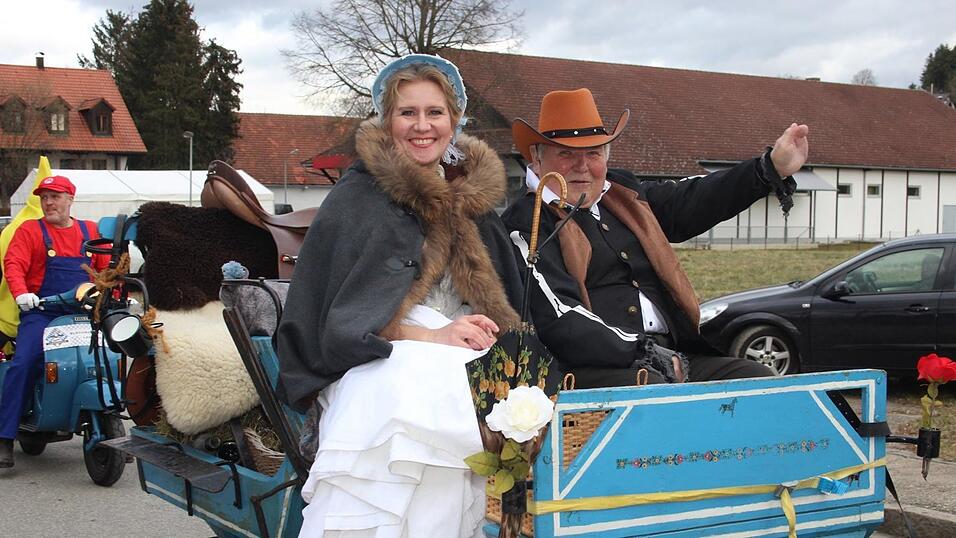 Viele Faschings-Fans haben sich am Samstag den Umzug in Langenbach angesehen. Viele Faschings-Fans haben sich am Samstag den Umzug in Langenbach angesehen.