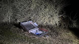 Einen zuvor in Laaber abmontierten Tabakautomaten fanden Polizeibeamte kurze Zeit später in einem Feld. Zwei Männer wurden festgenommen.