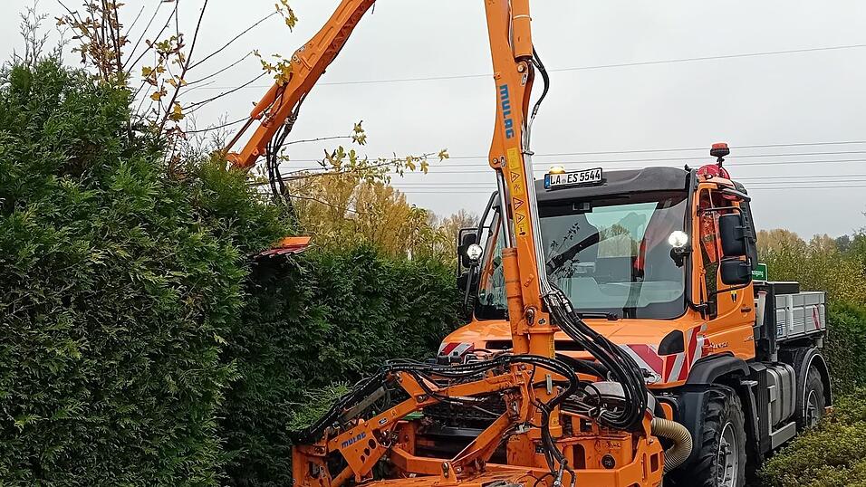 Das Zurückschneiden von Hecken, Bäumen und Sträuchern ist eine der wichtigsten Aufgaben des Bauhofs in der vegetationsarmen Zeit. Das Zurückschneiden von Hecken, Bäumen und Sträuchern ist eine der wichtigsten Aufgaben des Bauhofs in der vegetationsarmen Zeit.