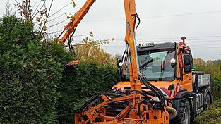 Das Zurückschneiden von Hecken, Bäumen und Sträuchern ist eine der wichtigsten Aufgaben des Bauhofs in der vegetationsarmen Zeit. Das Zurückschneiden von Hecken, Bäumen und Sträuchern ist eine der wichtigsten Aufgaben des Bauhofs in der vegetationsarmen Zeit.