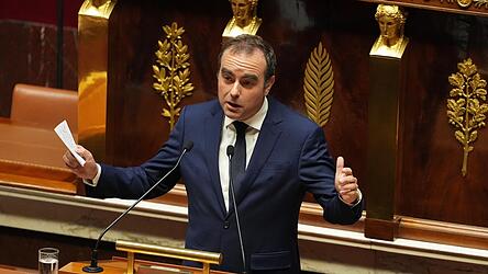 Der französische Premierminister Sébastien Lecornu wurde bei den Misstrauensvoten von den Parteien der Mitte, fast allen Republikanern und von einer großen Mehrheit der Sozialisten unterstützt.