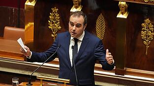 Der französische Premierminister Sébastien Lecornu wurde bei den Misstrauensvoten von den Parteien der Mitte, fast allen Republikanern und von einer großen Mehrheit der Sozialisten unterstützt.