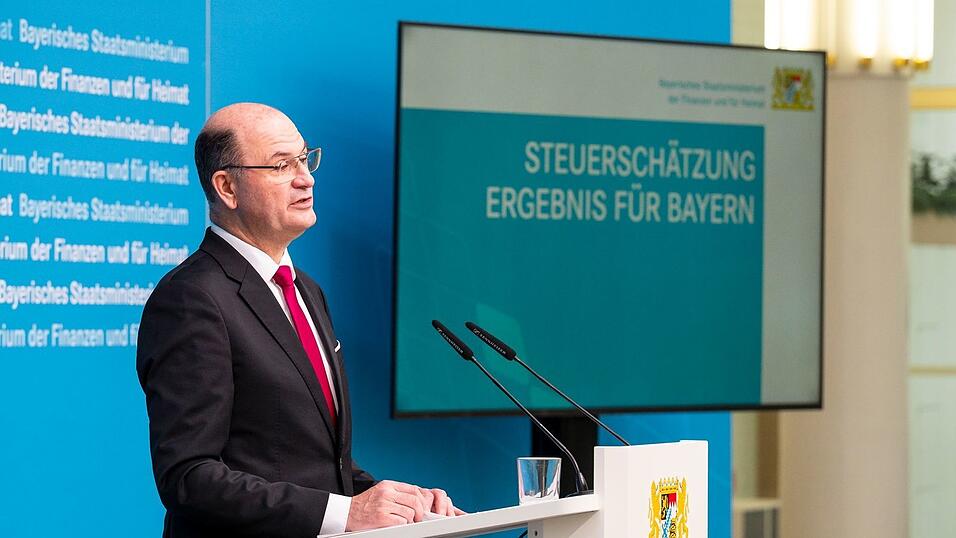 Der Finanzminister präsentierte die Steuerschätzung für Bayern. Der Finanzminister präsentierte die Steuerschätzung für Bayern.