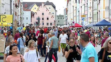Die Neustadt als Aufenthaltsort: Wie das aussehen k&ouml;nnte, war beim Stra&szlig;enfest zu sehen, mit dem im Juni 2017 der Abschluss der Neugestaltung gefeiert wurde. Mittlerweile, so die Umfrage des VCD, wird die Entwicklung der Neustadt mehrheitlich als Verschlechterung wahrgenommen.