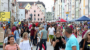Die Neustadt als Aufenthaltsort: Wie das aussehen k&ouml;nnte, war beim Stra&szlig;enfest zu sehen, mit dem im Juni 2017 der Abschluss der Neugestaltung gefeiert wurde. Mittlerweile, so die Umfrage des VCD, wird die Entwicklung der Neustadt mehrheitlich als Verschlechterung wahrgenommen.