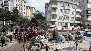 Im Bezirk Maltepe ist ein Wohnhaus mit sieben Stockwerken eingest&uuml;rzt. 14 Menschen k&ouml;nnen aus den Tr&uuml;mmern gerettet werden - f&uuml;nf sterben.