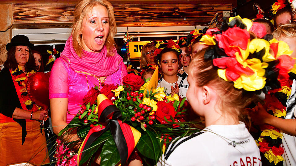 Nicht als Ersatz für den Rathausschlüssel erhielt Bürgermeisterin Susanne Hoyer einen Blumenstrauß, sondern zum Dank für die große Unterstützung, die sie dem VfL gewährt hatte. Nicht als Ersatz für den Rathausschlüssel erhielt Bürgermeisterin Susanne Hoyer einen Blumenstrauß, sondern zum Dank für die große Unterstützung, die sie dem VfL gewährt hatte.