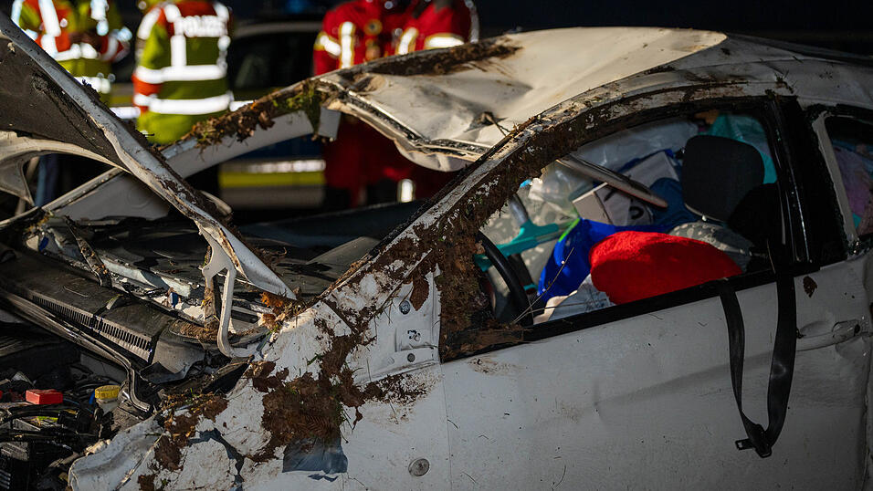 Auf einem Rastplatz bei Beratzhausen hat sich ein Auto überschlagen.