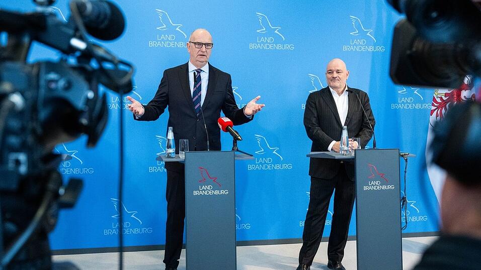 Brandenburgs Ministerpr&auml;sident Dietmar Woidke (SPD) hat die SPD/BSW-Koalition im Beisein von Vize-Regierungschef und Ex-BSW-Mitglied Robert Crumbach f&uuml;r beendet erkl&auml;rt.