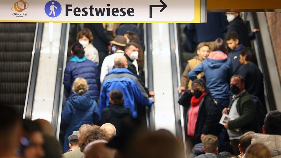 Schnell zur Wiesn - dafür legt gelegentlich auch die Rolltreppe Tempo zu. (Archivbild) Schnell zur Wiesn - dafür legt gelegentlich auch die Rolltreppe Tempo zu. (Archivbild)