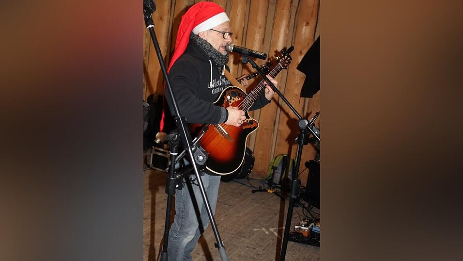 Der idyllische Christkindlmarkt in der Freyung in Landshut zählt zu den schönsten Christkindlmärkten Bayerns. Bei eisigen Temperaturen ist dort insbesondere die Glühwein-Alm natürlich heiß begehrt. Der idyllische Christkindlmarkt in der Freyung in Landshut zählt zu den schönsten Christkindlmärkten Bayerns. Bei eisigen Temperaturen ist dort insbesondere die Glühwein-Alm natürlich heiß begehrt.