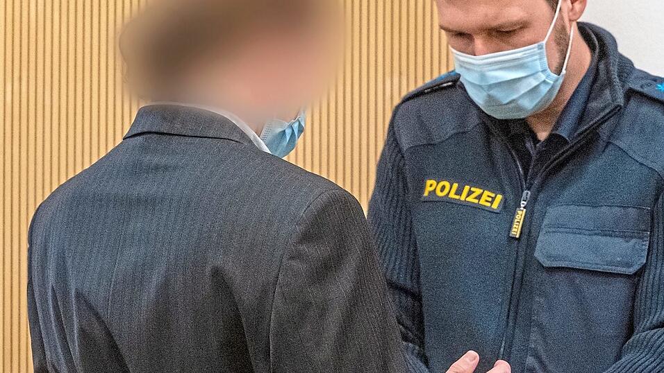 Dem Angeklagten werden im Verhandlungssaal des Landgerichts von einem Polizisten die Handschellen abgenommen. Dem Angeklagten werden im Verhandlungssaal des Landgerichts von einem Polizisten die Handschellen abgenommen.