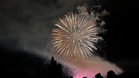 Ein Lichtspektakel am Himmel wie 2025 gibt es beim diesjährigen Volksfest nicht. Stattdessen singen Renate Maier und Hermann Fleischmann ab 18 Uhr Gstanzl im Festzelt. Ein Lichtspektakel am Himmel wie 2025 gibt es beim diesjährigen Volksfest nicht. Stattdessen singen Renate Maier und Hermann Fleischmann ab 18 Uhr Gstanzl im Festzelt.
