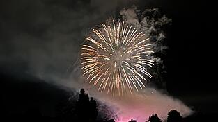 Ein Lichtspektakel am Himmel wie 2025 gibt es beim diesjährigen Volksfest nicht. Stattdessen singen Renate Maier und Hermann Fleischmann ab 18 Uhr Gstanzl im Festzelt. Ein Lichtspektakel am Himmel wie 2025 gibt es beim diesjährigen Volksfest nicht. Stattdessen singen Renate Maier und Hermann Fleischmann ab 18 Uhr Gstanzl im Festzelt.