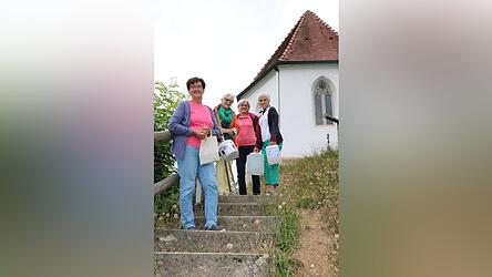 Mit Frauenpower und Wasserkanistern geht es hinauf zur Schimmelkapelle. Maria Powolny (vorne) kümmert sich ums tägliche Auf- und Zusperren.