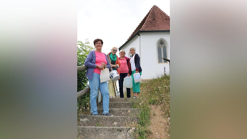 Mit Frauenpower und Wasserkanistern geht es hinauf zur Schimmelkapelle. Maria Powolny (vorne) kümmert sich ums tägliche Auf- und Zusperren. Mit Frauenpower und Wasserkanistern geht es hinauf zur Schimmelkapelle. Maria Powolny (vorne) kümmert sich ums tägliche Auf- und Zusperren.