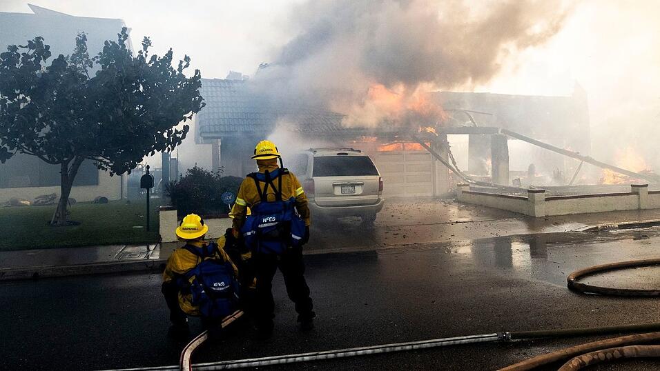 Die Flammen haben mehrere Häuser zerstört oder beschädigt. Die Flammen haben mehrere Häuser zerstört oder beschädigt.
