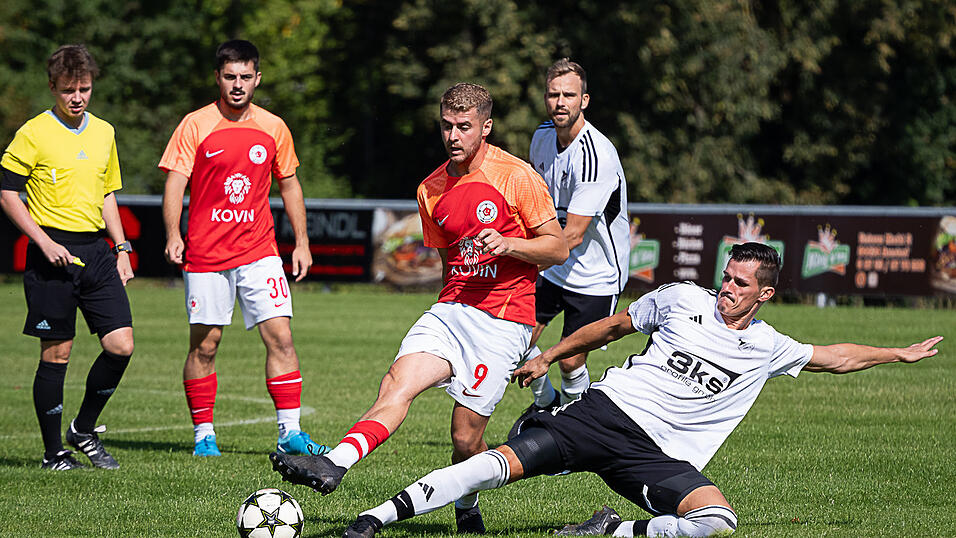 Auch im letzten Spiel der Vorrunde sind die Defensivk&uuml;nste von Christian Tippelt (in wei&szlig;) gefragt.