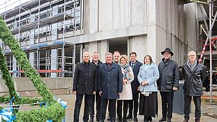 Udo Hebel (von links), Jürgen Eberwein, Christian Bernreiter, Peter Aumer, Astrid Freudenstein, Patrick Grossmann, Carolin Wagner, Walter Jonas und Gerhard Haslbeck neben dem Richtkranz vor dem entstehenden neuen Vorklinikum auf dem Campus der Uni Regensburg. Udo Hebel (von links), Jürgen Eberwein, Christian Bernreiter, Peter Aumer, Astrid Freudenstein, Patrick Grossmann, Carolin Wagner, Walter Jonas und Gerhard Haslbeck neben dem Richtkranz vor dem entstehenden neuen Vorklinikum auf dem Campus der Uni Regensburg.
