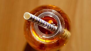 Sollte ein Preisaufschlag f&uuml;r stark gezuckerte Getr&auml;nke kommen? (Archivbild)