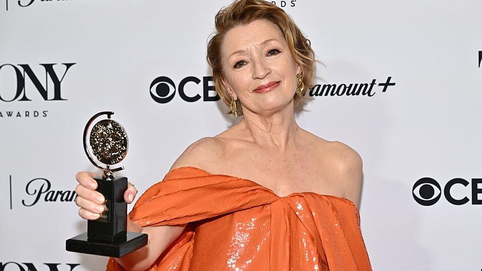 Lesley Manville ging als eine der Favoritinnen ins Rennen - und heimste den Preis als beste Hauptdarstellerin in einem Theaterstück ein. Lesley Manville ging als eine der Favoritinnen ins Rennen - und heimste den Preis als beste Hauptdarstellerin in einem Theaterstück ein.