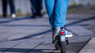 Die E-Scooter-Fahrer machen sich einen Spa&szlig; daraus, m&ouml;glichst knapp an G&auml;sten und Kellnern vorbeizufahren, berichten Gastronomen aus der Alt- und der Neustadt.
