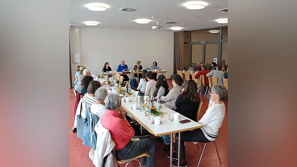 Die Vertreter der Büchereien kamen in Rottenburg zusammen. Zum Thema Sachbücher gab es eine angeregte Diskussion unter den Mitarbeiterinnen der zahlreichen Büchereien. Die Vertreter der Büchereien kamen in Rottenburg zusammen. Zum Thema Sachbücher gab es eine angeregte Diskussion unter den Mitarbeiterinnen der zahlreichen Büchereien.
