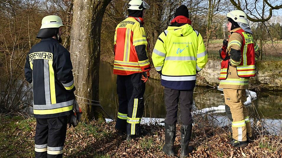 Bei Eberspoint ist ein Auto samt Insassen in die Vils gestürzt. Einsatzkräfte mussten das Fahrzeug später bergen.