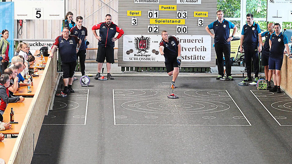 Die Zuschauer waren gespannt, ob der FCU (links) nach dem 1:3 Rückstand zur Pause das Spiel noch drehen kann. Die Zuschauer waren gespannt, ob der FCU (links) nach dem 1:3 Rückstand zur Pause das Spiel noch drehen kann.