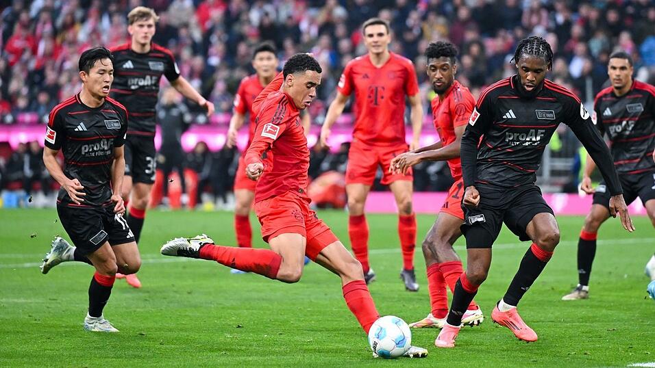 Jamal Musiala (M) soll das Spiel des FC Bayern noch lange lenken. Jamal Musiala (M) soll das Spiel des FC Bayern noch lange lenken.