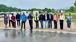 Mit dem obligatorischen Bandschnitt eröffnete Bürgermeister Sandro Bauer zusammen mit Alexander Voss (beide in der Mitte) offiziell den neuen Stellplatz für Wohnmobile an der Jettingerstraße. Mit dem obligatorischen Bandschnitt eröffnete Bürgermeister Sandro Bauer zusammen mit Alexander Voss (beide in der Mitte) offiziell den neuen Stellplatz für Wohnmobile an der Jettingerstraße.