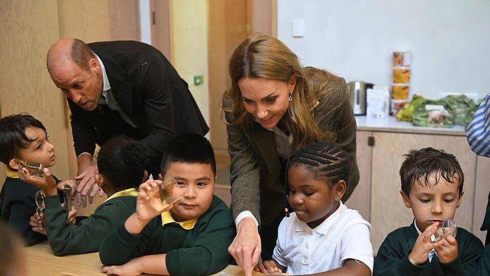 Gemeinsam mit Prinz William besuchte Kate eine Schulklasse im Natural History Museum. Gemeinsam mit Prinz William besuchte Kate eine Schulklasse im Natural History Museum.