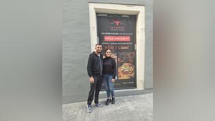 Volkan und Feride Gök vor dem Lo Cantina.
