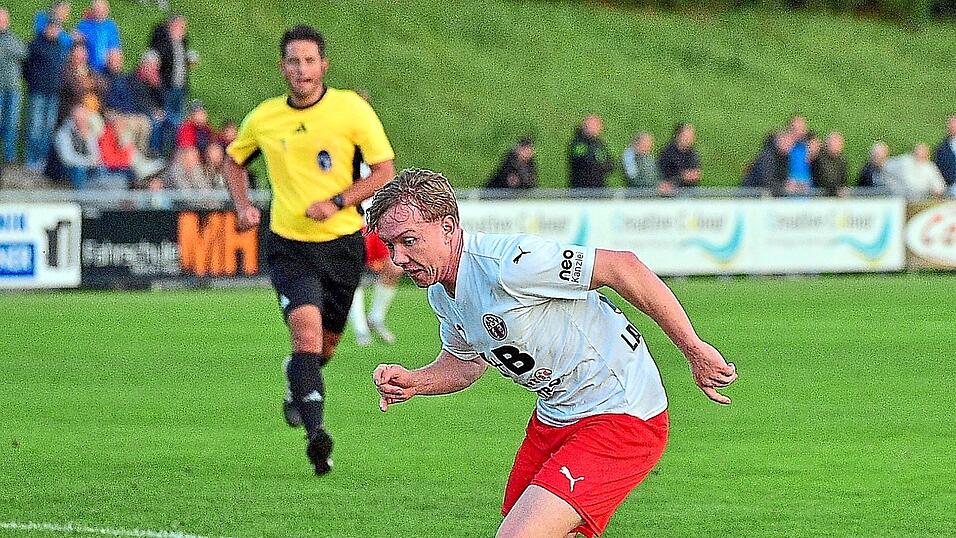 Konstantin Landstorfer erzielt das Tor des Tages f&uuml;r den ASV Cham bei der DJK Gebenbach.