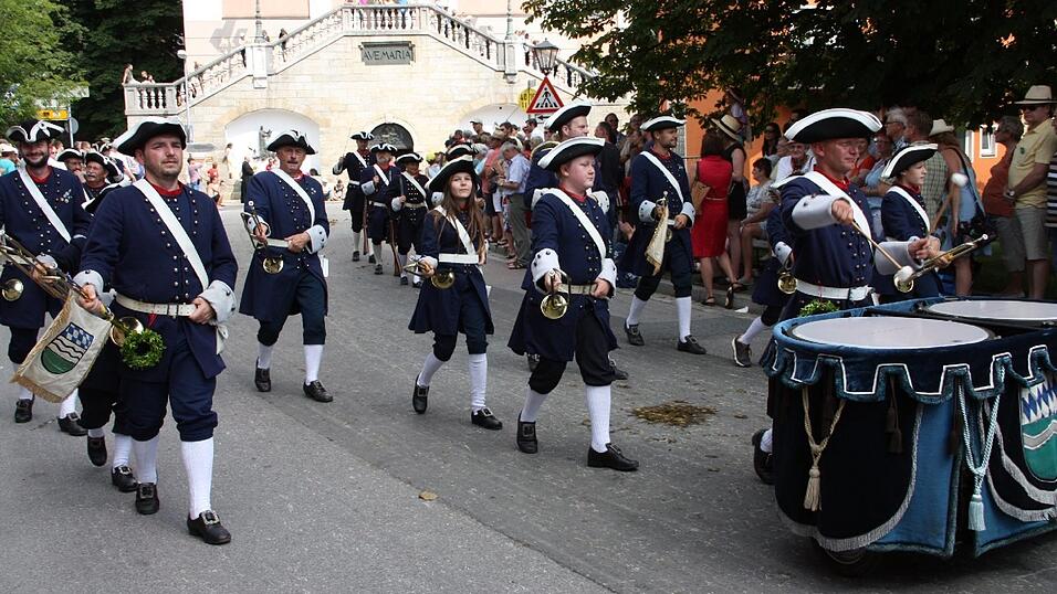 Die schönsten Augenblicke des historischen Drachenstich-Festzuges 2016. Die schönsten Augenblicke des historischen Drachenstich-Festzuges 2016.