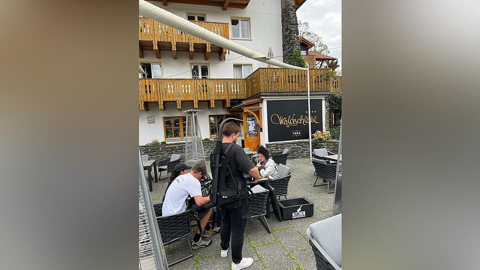 Dreharbeiten auf der Waldschl&ouml;&szlig;l-Terrasse: Im Herbst filmte das Team von VOX unter anderem in Bad K&ouml;tzting, Lam, Neukirchen b. Hl. Blut und auf der H&ouml;llh&ouml;he.