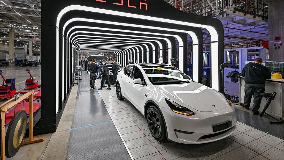 Wegen eines Formfehlers in Kaufverträgen könnte auf Tesla eine Klagewelle zurollen.